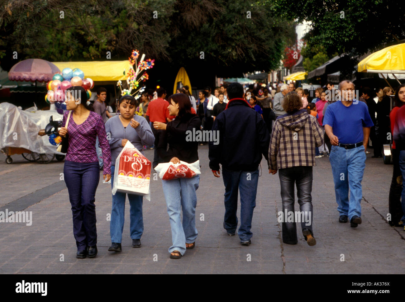 Popolo messicano, passeggiate, andador, città di Santiago di Querétaro, Stato di Queretaro, Messico Foto Stock