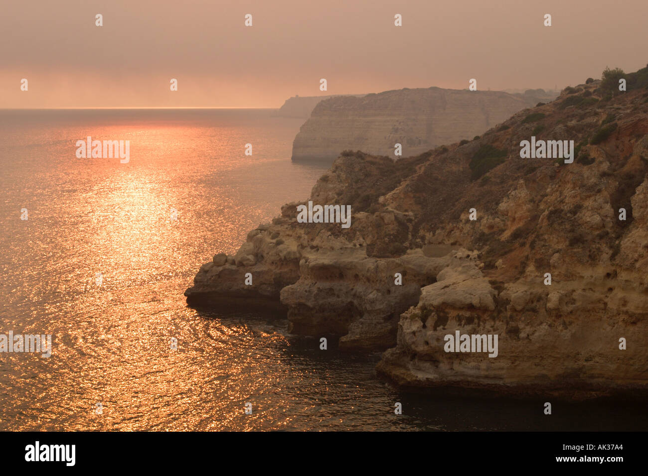 Spiaggia al tramonto, Carvoeiro, Algarve, PORTOGALLO Foto Stock