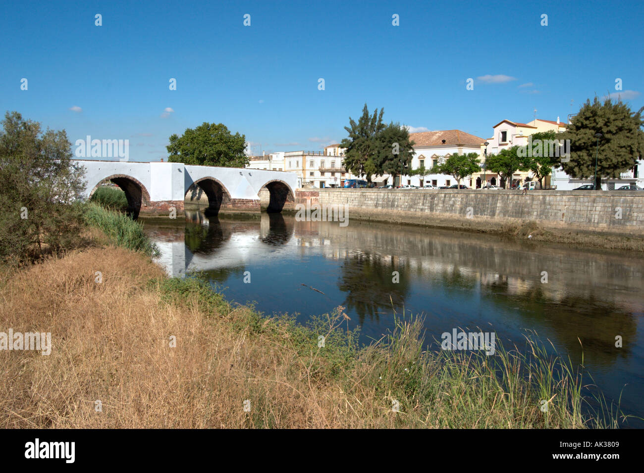 Vista del fiume Arado e Ponte Romana con la città di Silves dietro, Algarve.Portogallo Foto Stock