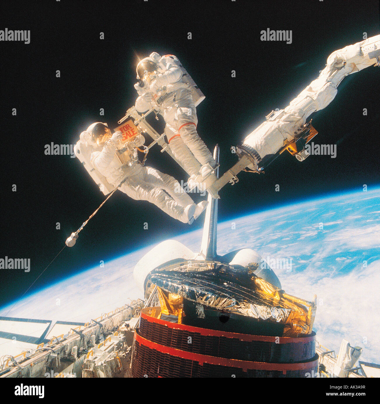 Esplorazione dello spazio. Gli astronauti della NASA D. Gardner & J. P. Allen IV nello spazio, tenendo scherzo " per la vendita " segno. Foto Stock