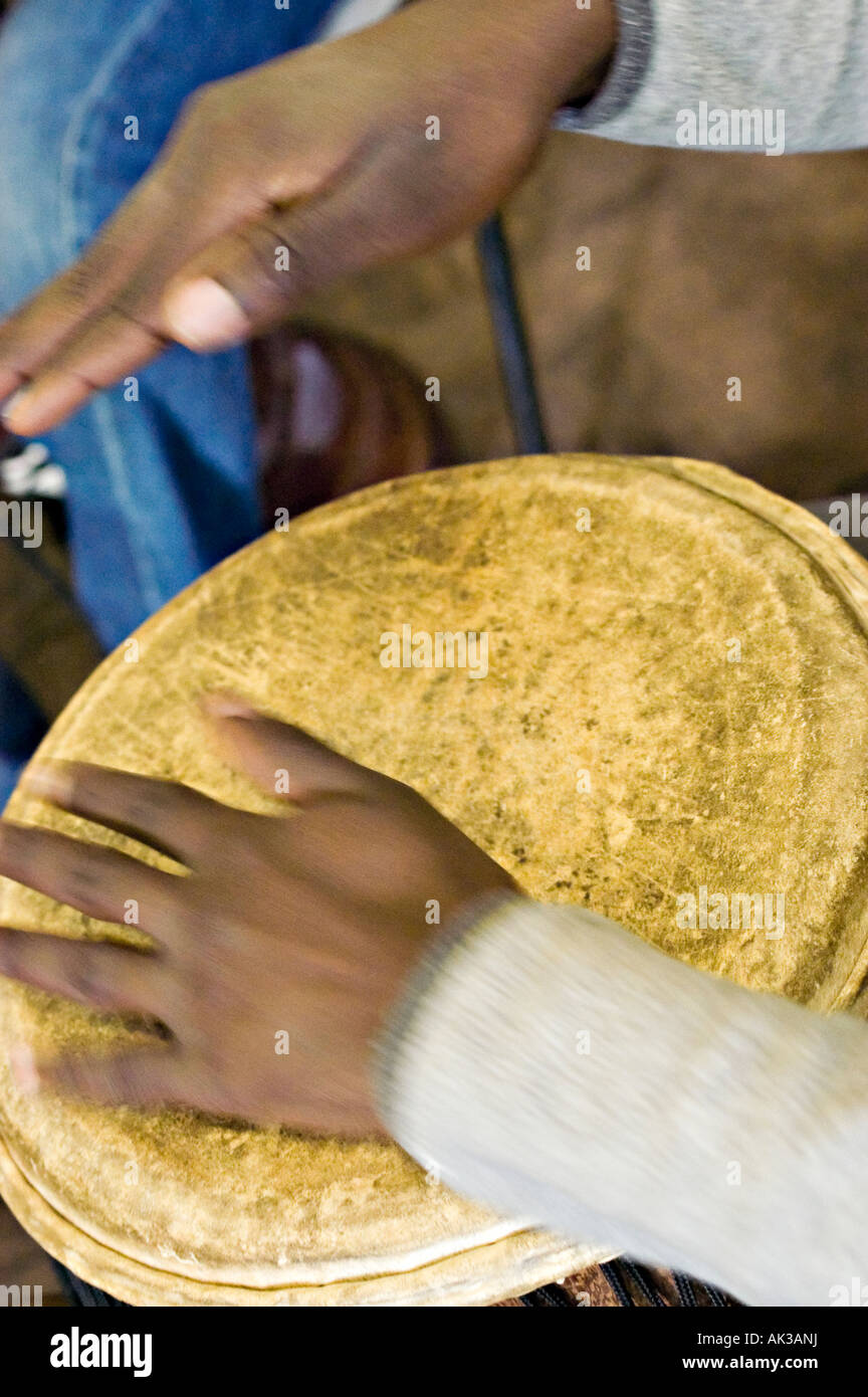 Le mani in un africano drumming workshop Foto Stock