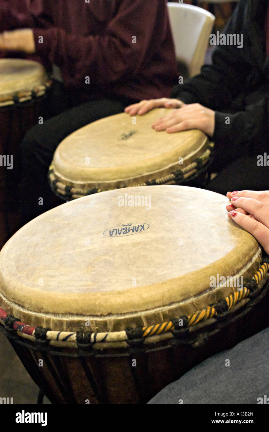 Le mani in un africano drumming workshop Foto Stock