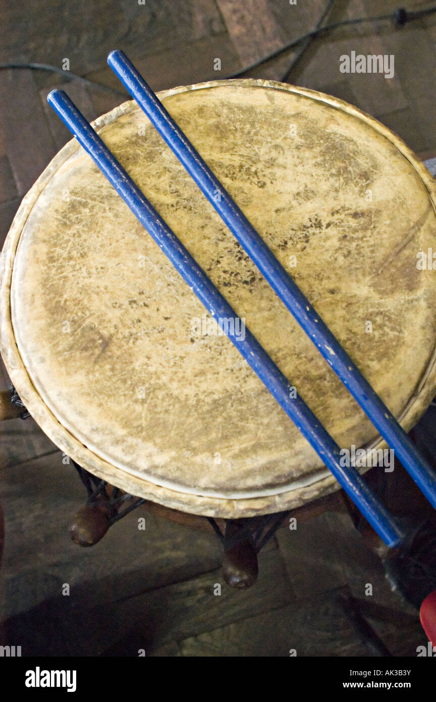 Drum stick a riposo in un africano drumming workshop Foto Stock