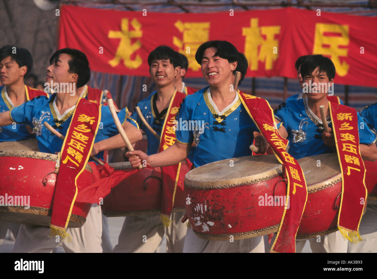 Battendo il tamburo per festeggiare il nuovo anno cinese Cina Pechino Foto Stock