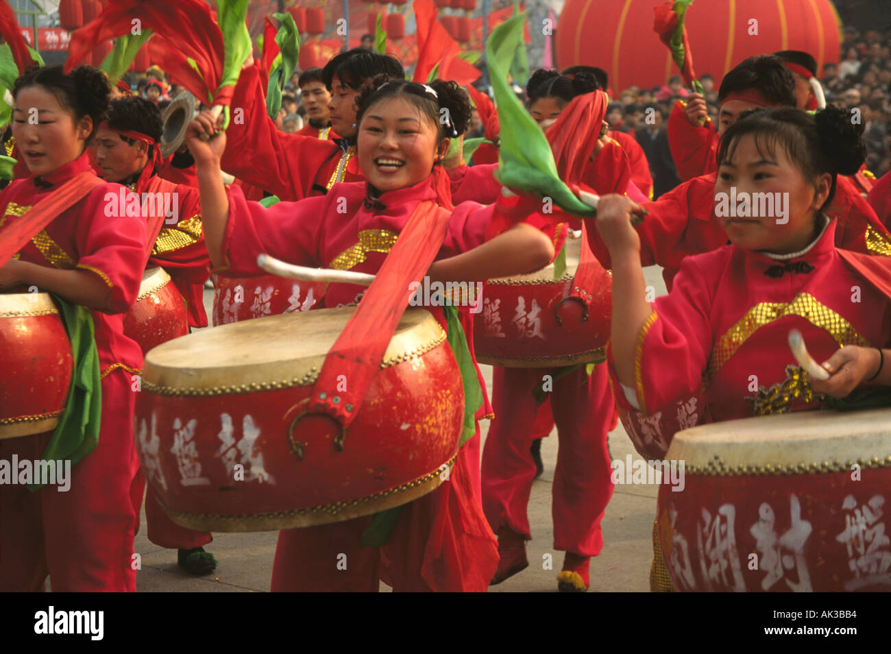 Ragazze battendo il tamburo di fiori per festeggiare il nuovo anno cinese Cina Pechino Foto Stock