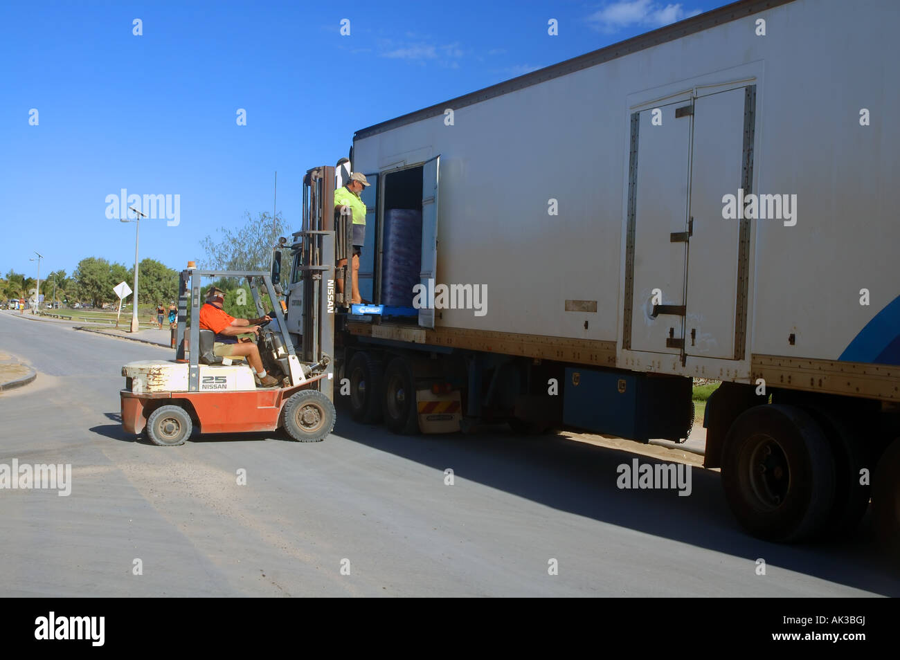 Road train freezer carrello effettuare una consegna nel remoto villaggio costiero di Coral Bay Australia occidentale n. MR o PR Foto Stock