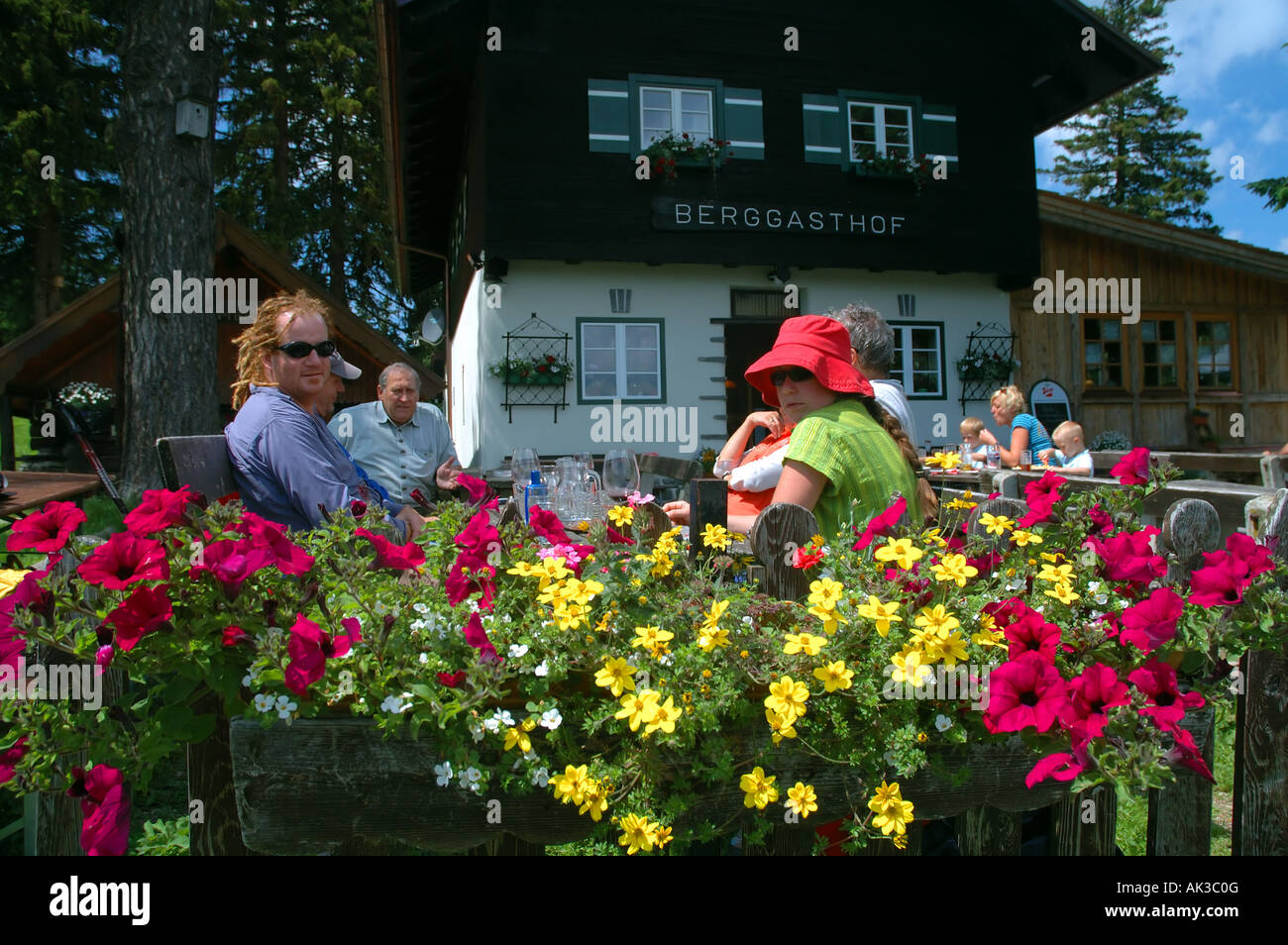 Le persone che si godono il sole estivo al di fuori del Berggasthof sul Wechsel sopra Aspang Austria Inferiore n. MR Foto Stock