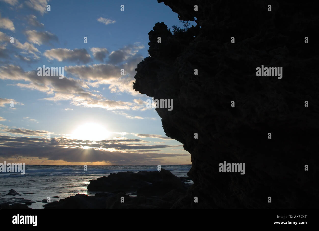 Il tramonto e la costa rocciosa di Yallingup, Regione di Margaret River, Australia occidentale Foto Stock