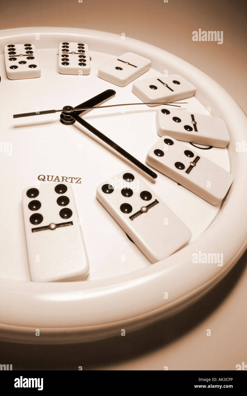 Dominioes sull'orologio Foto Stock
