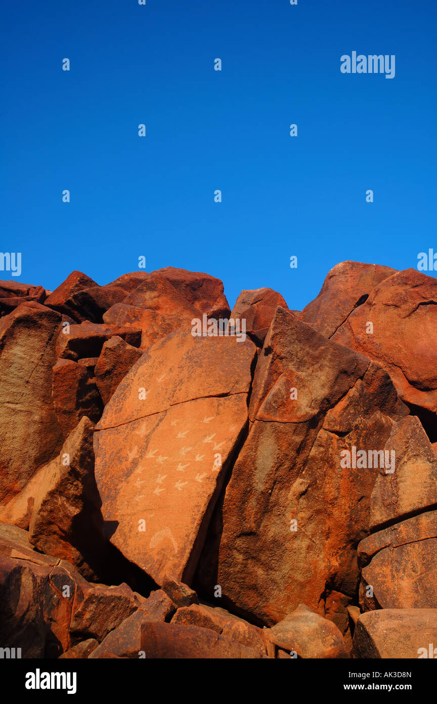 Tracce di uccelli inciso nella roccia antica arte rupestre degli Aborigeni in corrispondenza di una gola profonda Penisola di Burrup Australia Occidentale Foto Stock