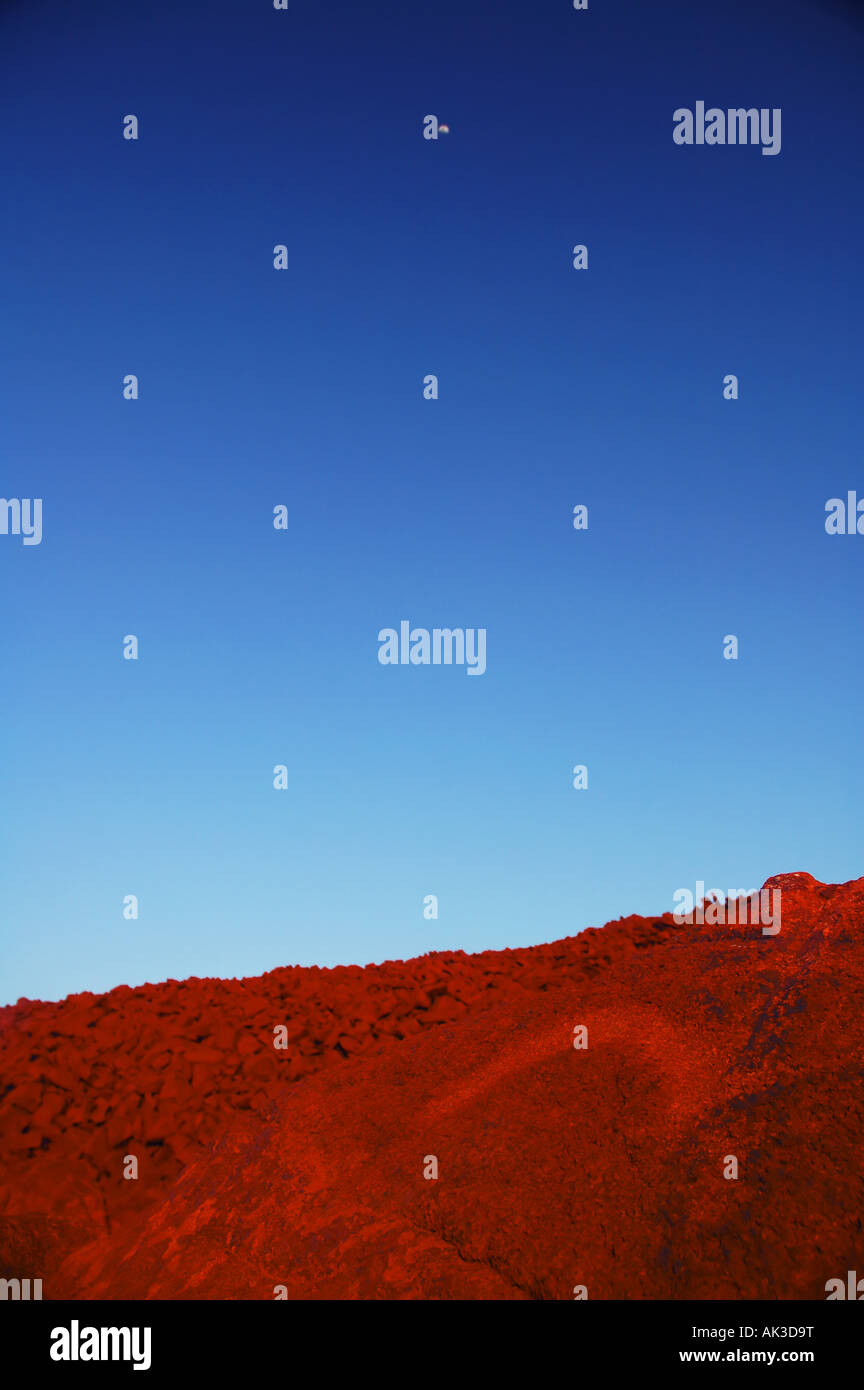 Antica arte rupestre degli Aborigeni di un boomerang, con mezza luna appesa in cielo di sera, Gola profonda, penisola di Burrup Foto Stock