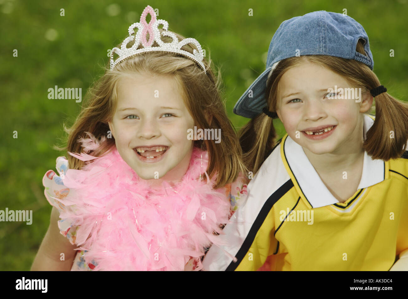 Twin ragazze vestite in stili contrastanti Foto Stock