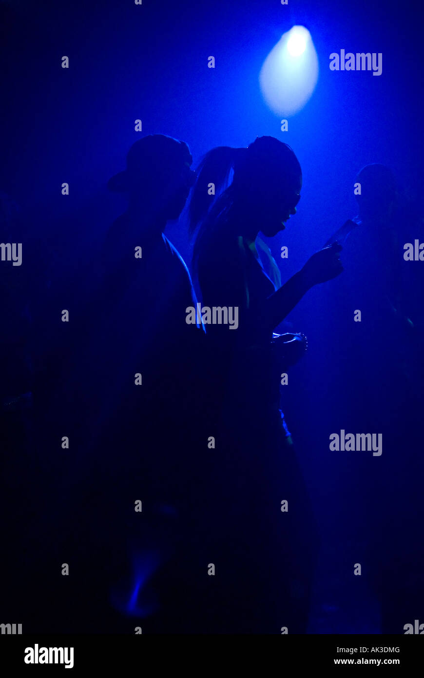 La gente ballare in un night club in stretta collaborazione Foto Stock