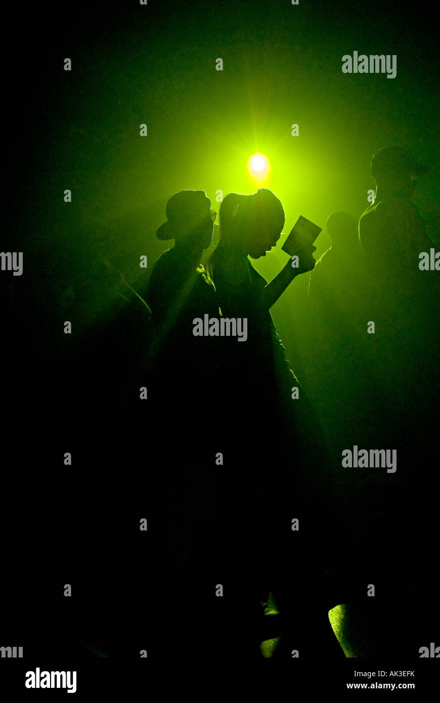 La gente ballare in un night club in stretta collaborazione Foto Stock