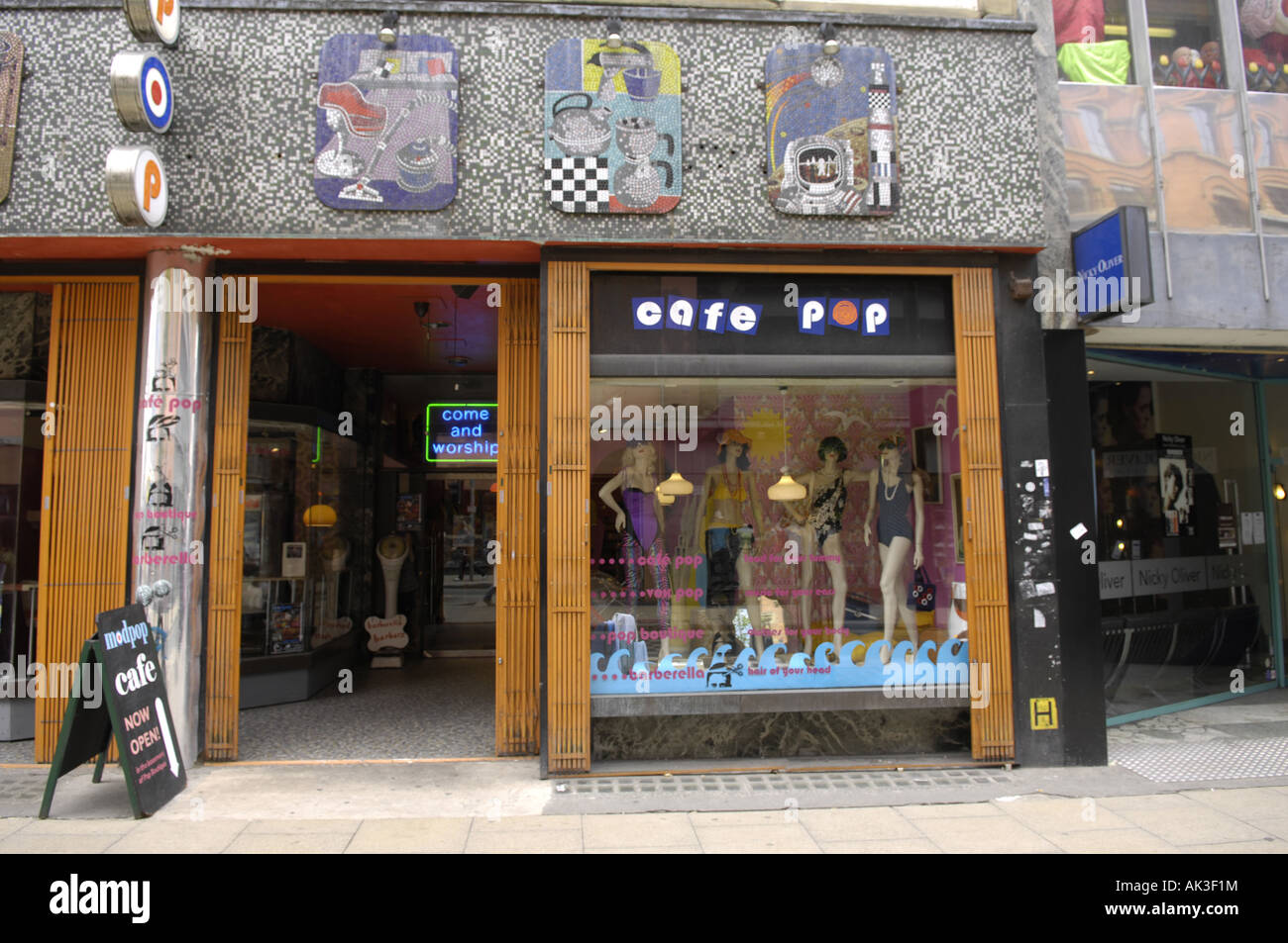 Cafe pop oldham street northern quarter Manchester Inghilterra uk shop la gioventù di arte urbana di strada Foto Stock