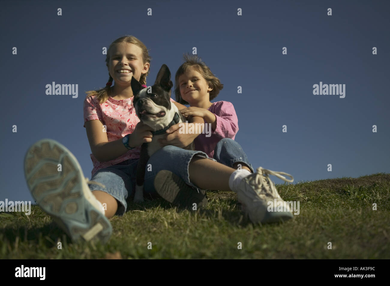 Due giovani con il loro cane Foto Stock