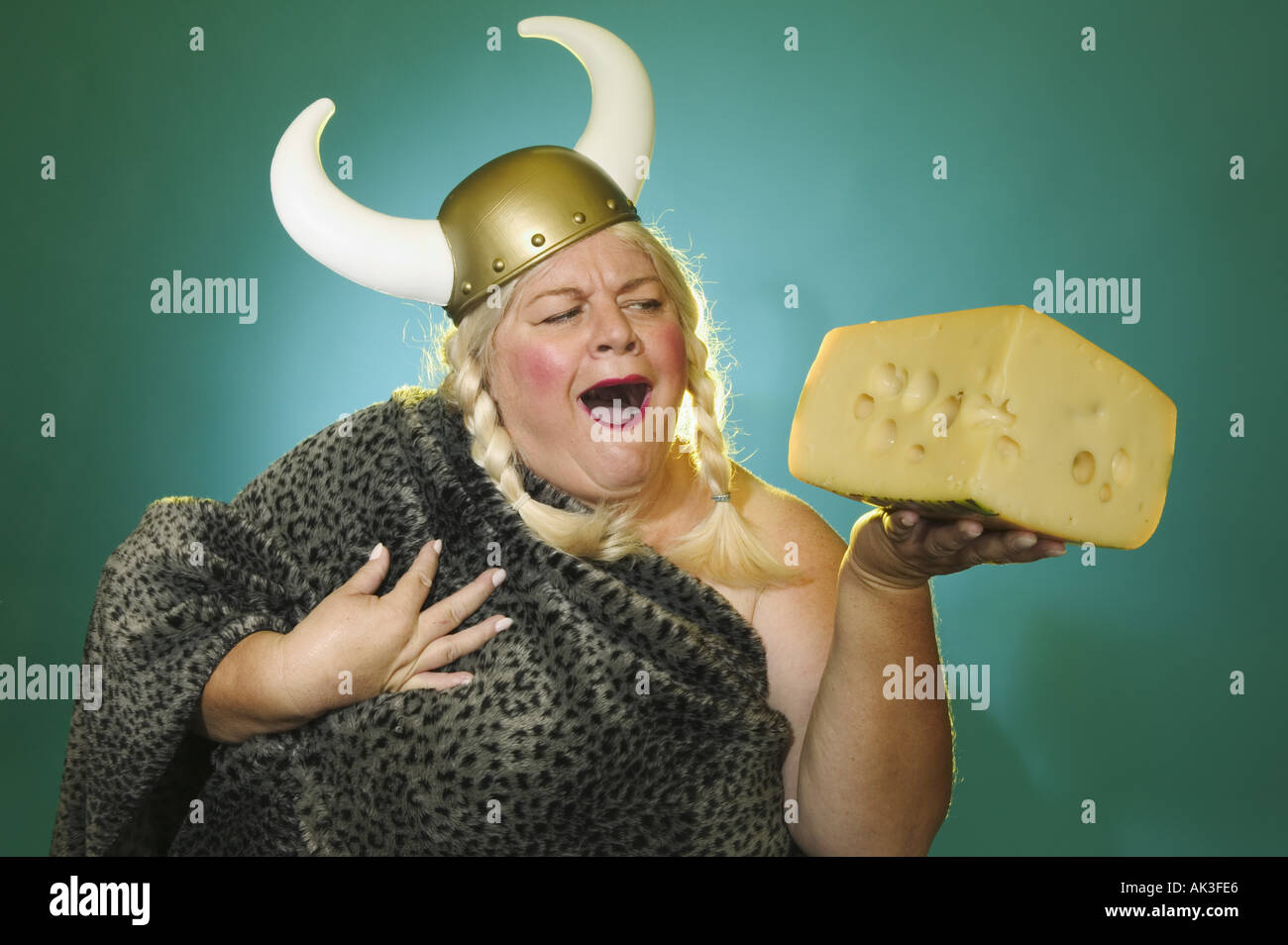Viking donna tenendo un enorme mattone di formaggio Foto Stock