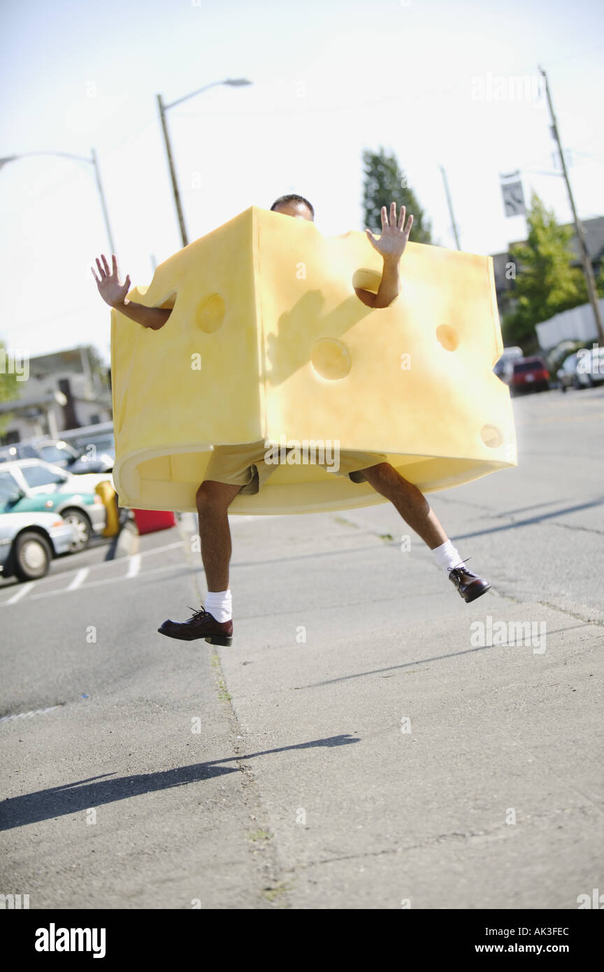 Uomo in un costume di formaggio di salto in aria Foto Stock