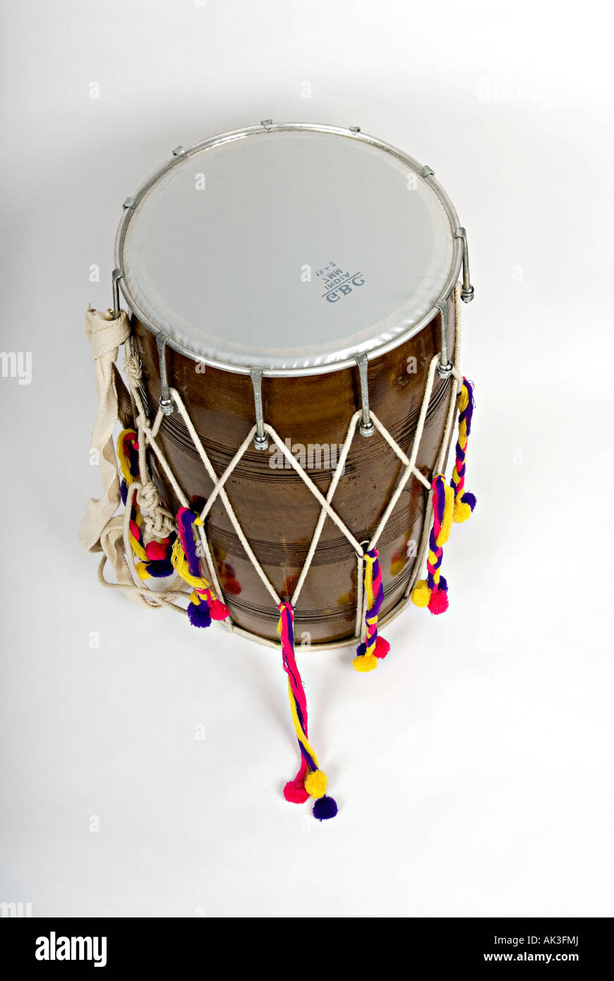 Grandi tamburi dhol su uno sfondo bianco spesso usato dagli indiani batteristi bhangra Foto Stock