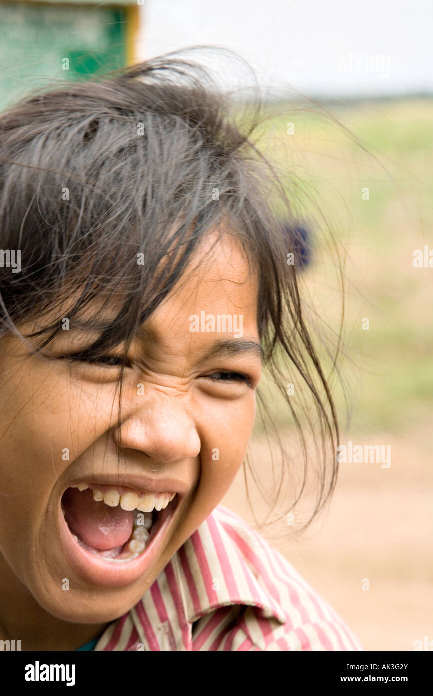 Ragazza ridere a bocca aperta, Isola di Mekong, Phnom Penh Cambogia Foto Stock