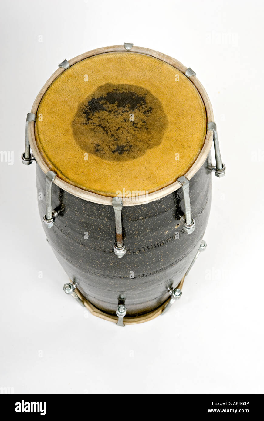 Grandi tamburi dhol su uno sfondo bianco spesso usato dagli indiani batteristi bhangra Foto Stock