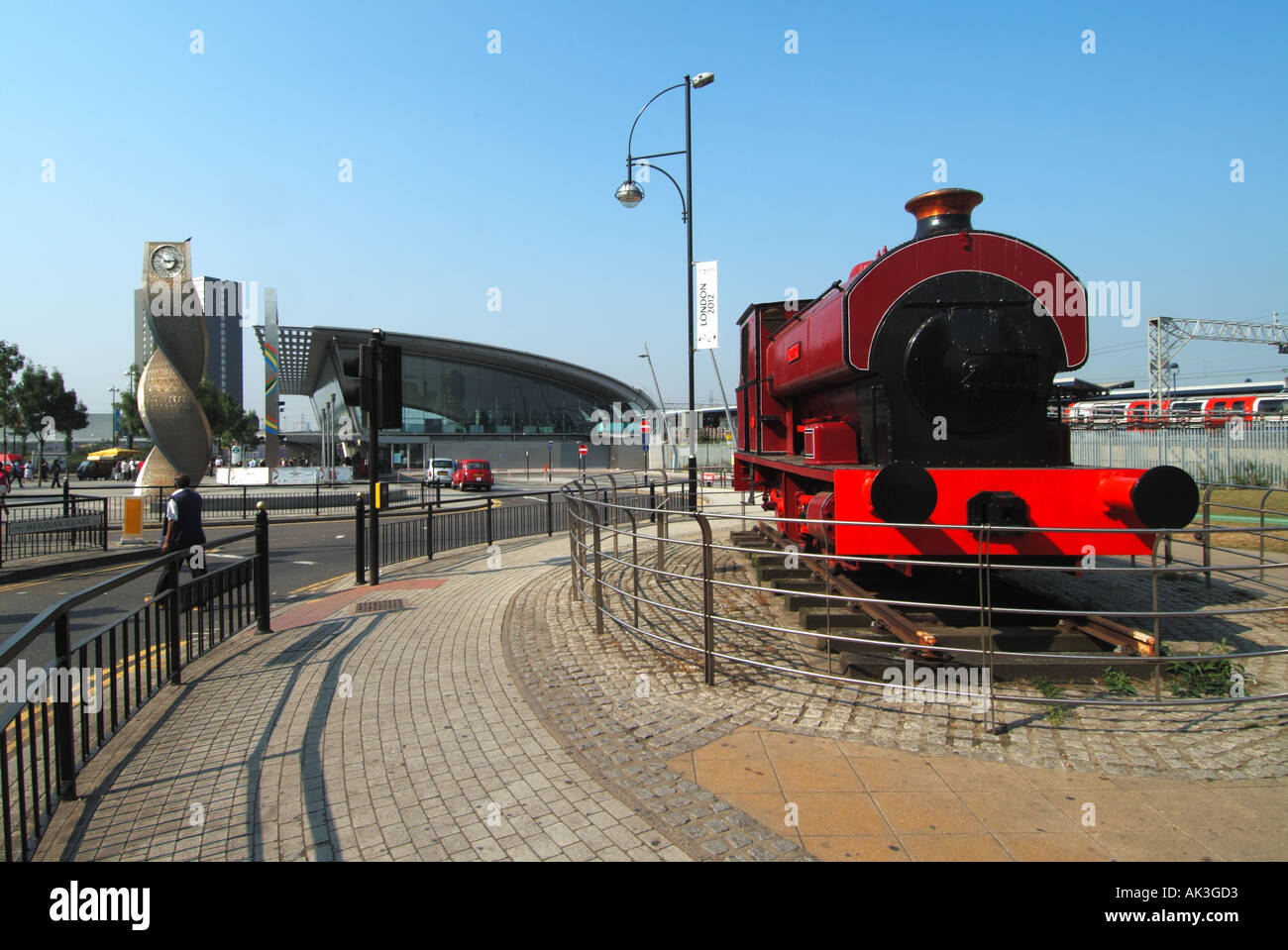 Stratford moderna stazione di interscambio e il piazzale antistante e ingresso con esposizione di Robert un Avondale 0 6 0 serbatoio del vapore il motore Foto Stock