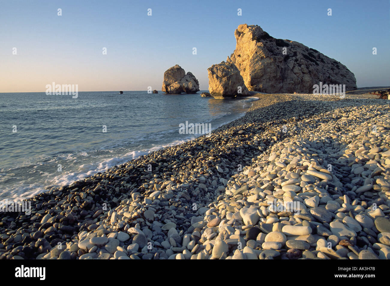 Tramonto sulla spiaggia e gli affioramenti rocciosi di Petra tou Romiou il leggendario luogo di nascita di Afrodite a Cipro Foto Stock