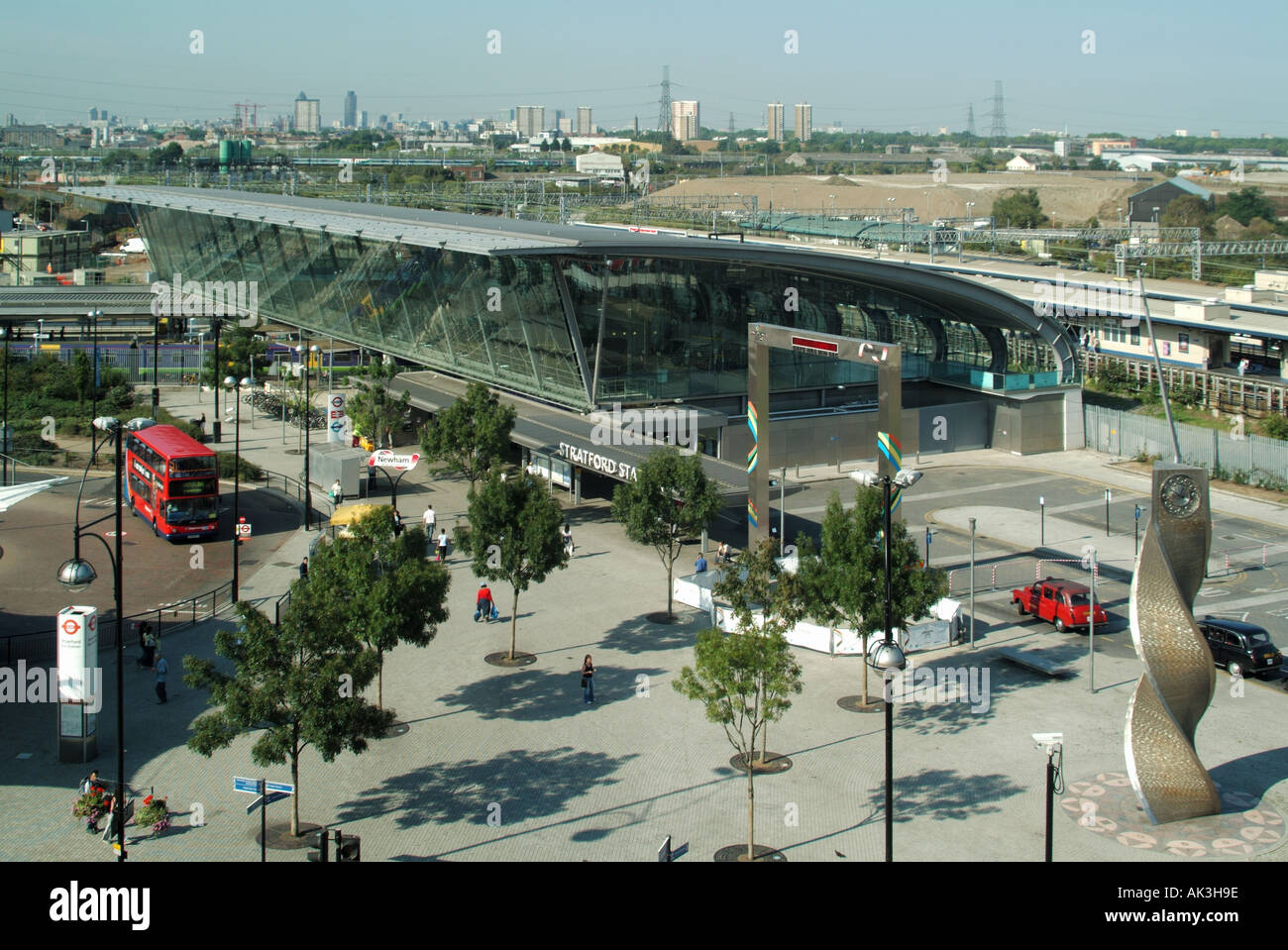 Stratford antenna semi moderna stazione di interscambio e il piazzale antistante e ingresso diventando il punto focale delle prossime Olimpiadi del 2012 Foto Stock