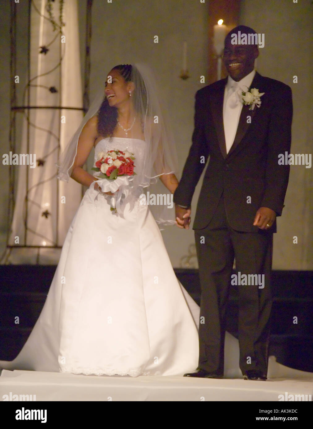 Razziale coppia mista a loro matrimonio in Santa Ana California USA Foto Stock