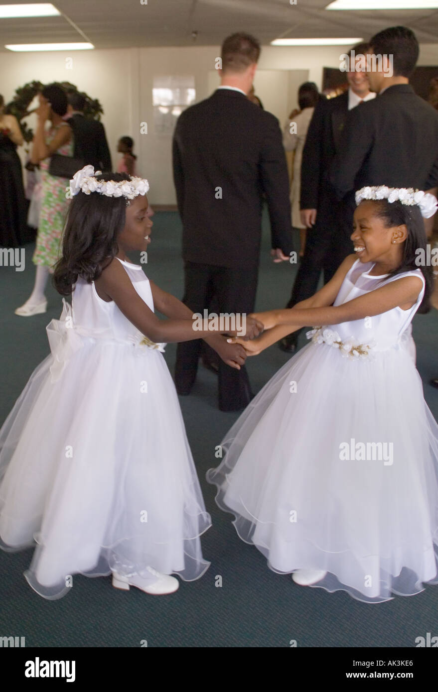 Due African American flower Girls Riproduci dopo aver partecipato ad un matrimonio interraziale in Santa Ana California USA Foto Stock