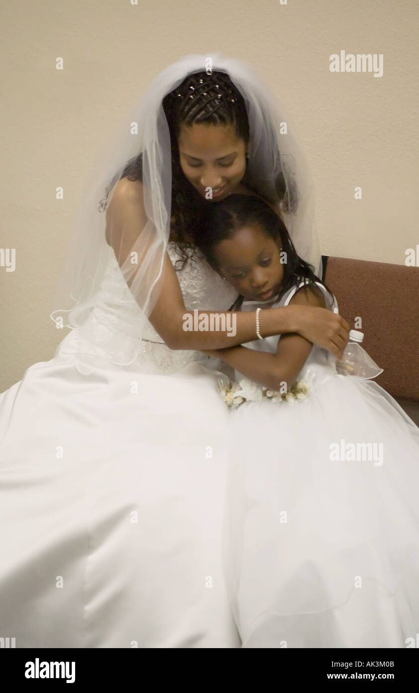 Una gara di misto comfort sposa il suo sistema nervoso fiore ragazza prima del suo matrimonio con un americano africano in Santa Ana California USA Foto Stock Una gara di misto comfort sposa il suo sistema nervoso fiore ragazza prima del suo matrimonio con un americano africano in Santa Ana California USA Foto Stock