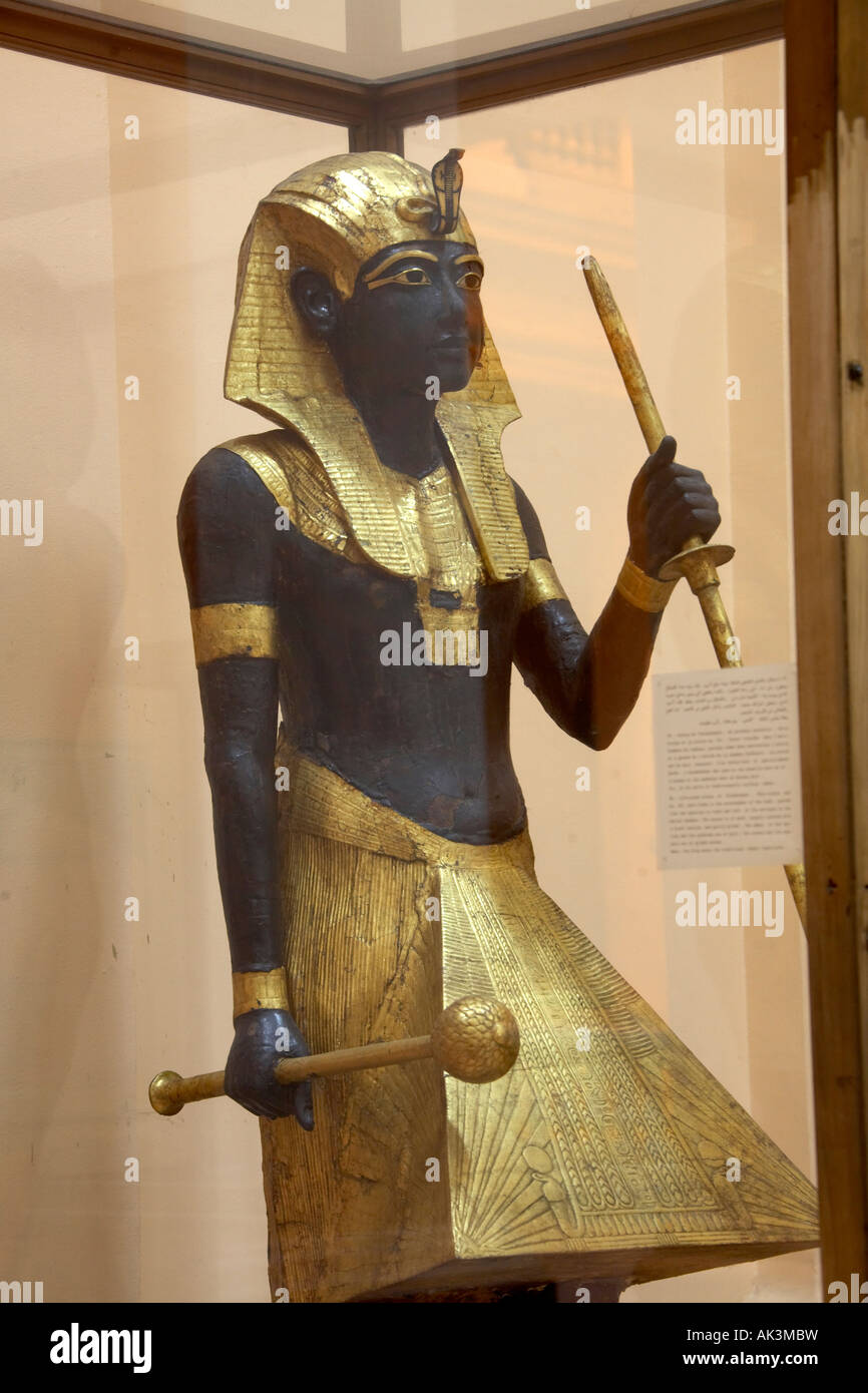 Antica egiziana di scultura statua del faraone re Tutankhamon il Museo Egizio del Cairo in Egitto in Africa Foto Stock