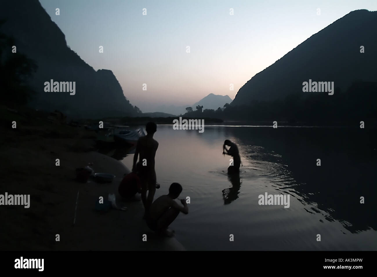I bambini preparano per letto in Mong Noi nord Laos Foto Stock