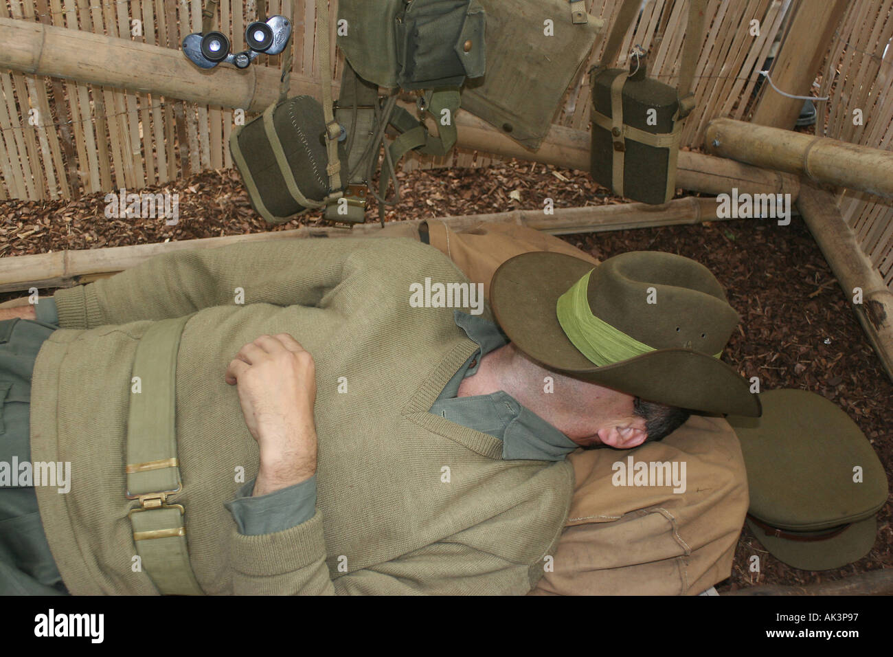 British Guerra Mondiale due re enactor prendendo un pisolino in corrispondenza di un evento Foto Stock