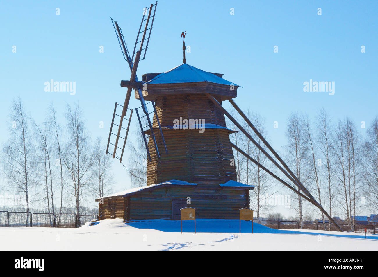 Vecchio tented il mulino a vento di legno nel mezzo del campo di neve - Museo di architettura in legno & vita contadina nella città di Suzdal, Russia Foto Stock