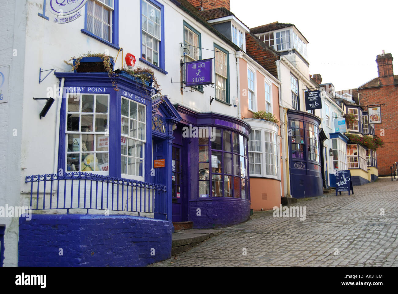 Negozi e case, Quay Hill, Lymington, Hampshire, Inghilterra, Regno Unito Foto Stock