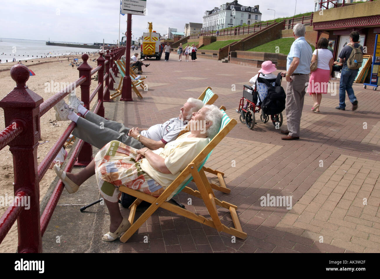 Coppia di anziani dormono sotto il sole in sedie a sdraio da mare . Bridlington REGNO UNITO Foto Stock