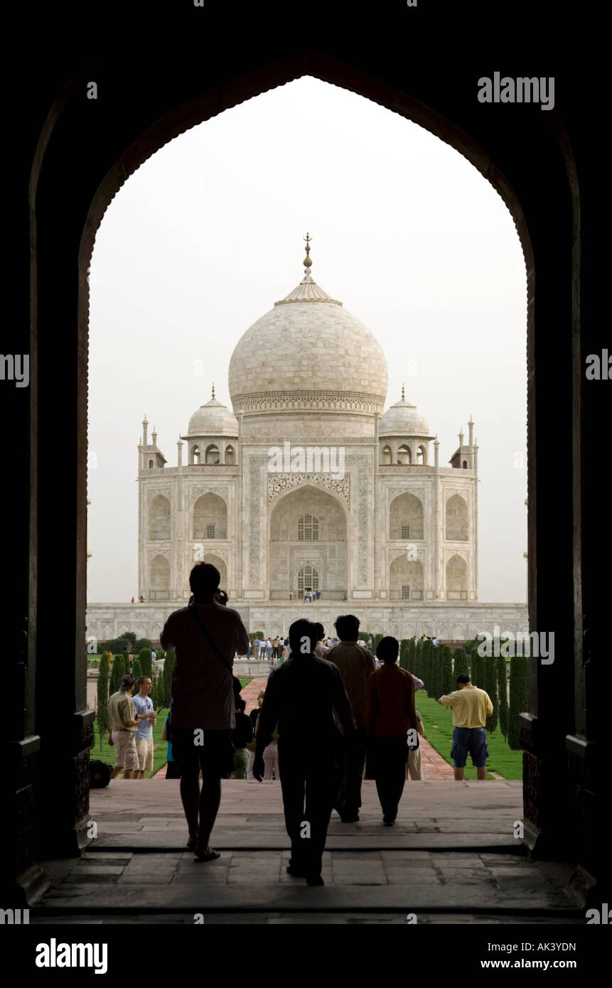 Per turisti in cerca al Taj Mahal dalla centrale di gateway. Agra. India Foto Stock