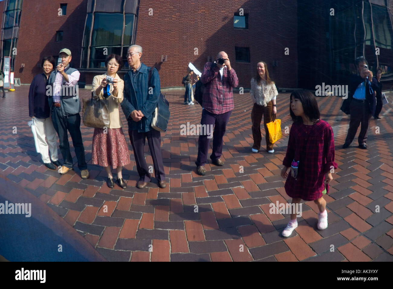 Fotografare le persone stesse in 'my sky foro' al di fuori della Tokyo Metropolitan museo di Arte nel Parco di Ueno, Tokyo, Giappone Foto Stock