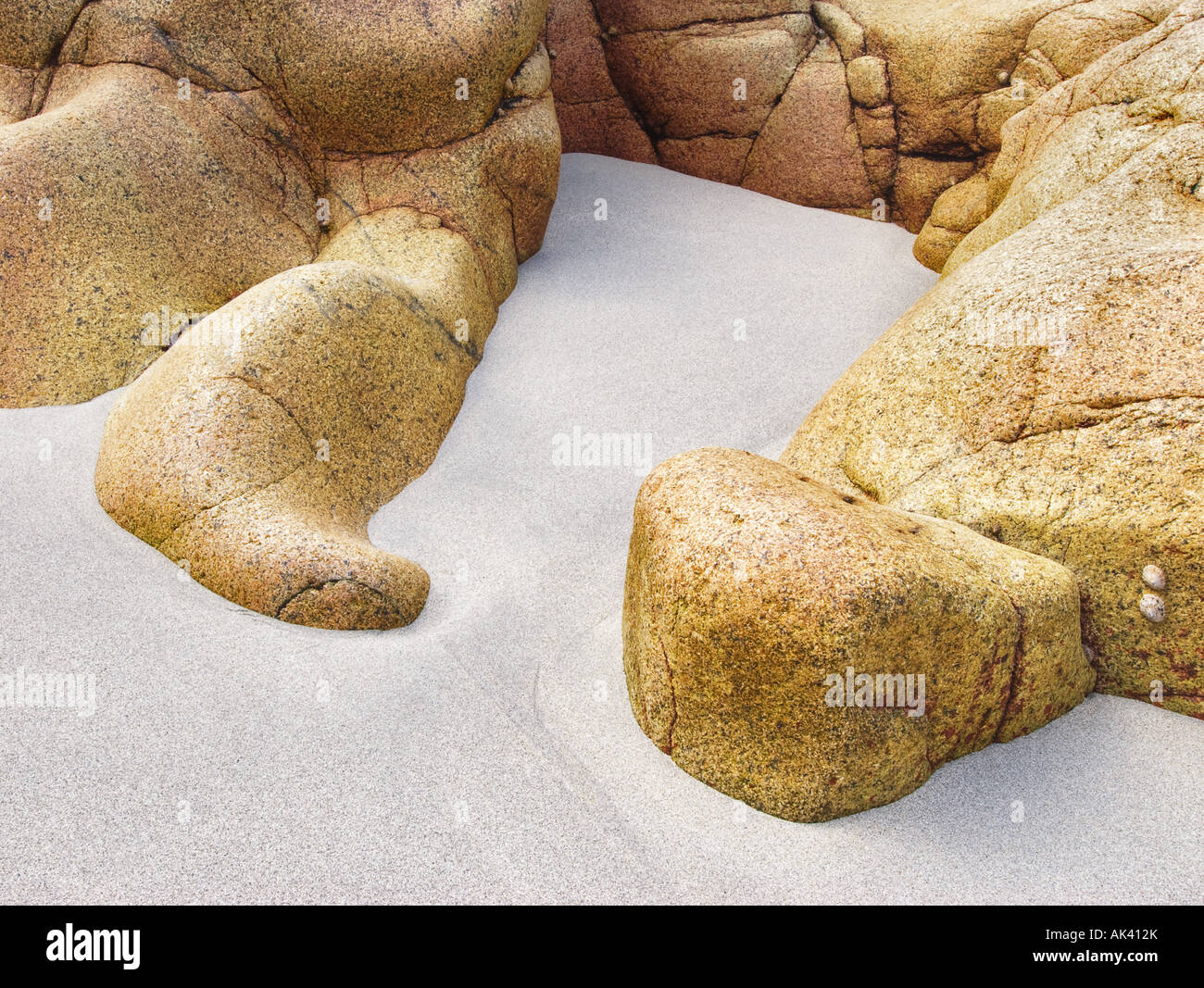 Rocce e sabbia spiaggia della Cornovaglia Inghilterra REGNO UNITO Foto Stock