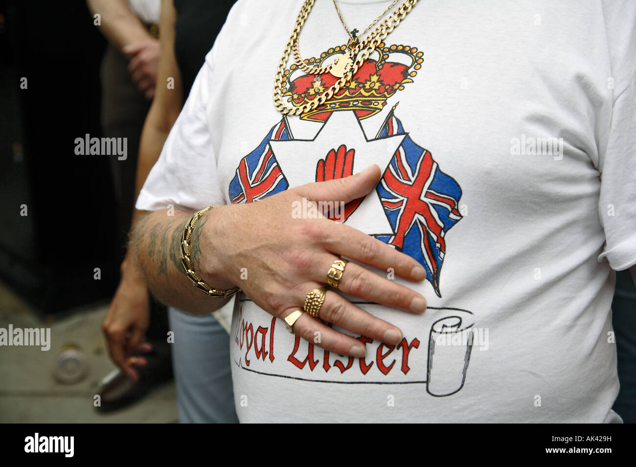 Un uomo dell'Ordine di Orange indossare una t-shirt professando la lealtà di Ulster Foto Stock