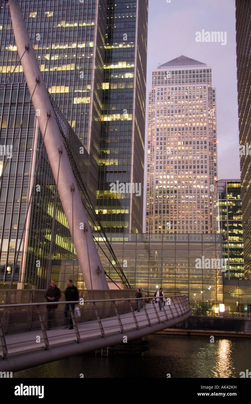 Passerella sul West India Quay Canary Wharf London Foto Stock