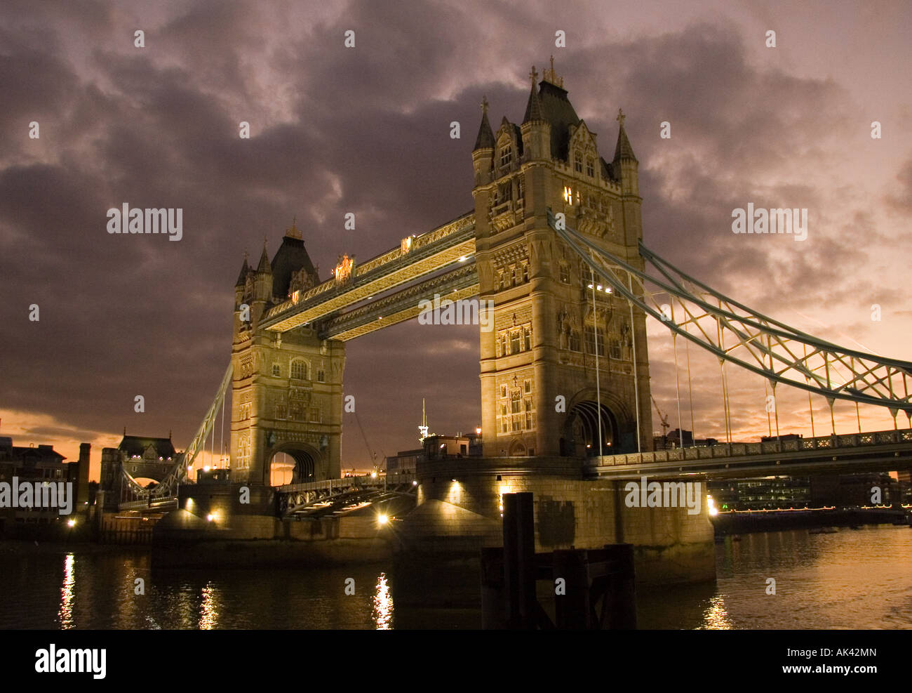 Il Tower Bridge di Londra al tramonto Foto Stock