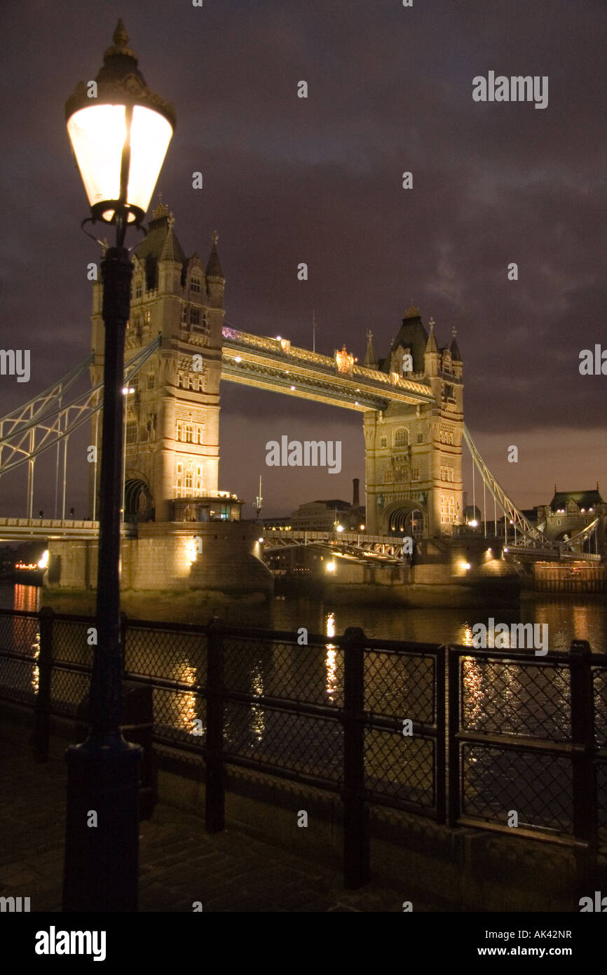 Il Tower Bridge di Londra al tramonto Foto Stock