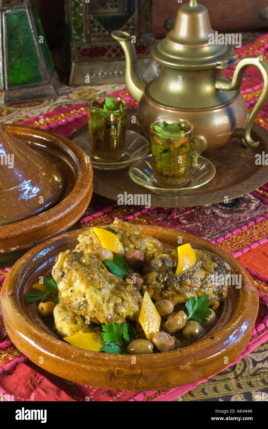 Il Marocco Tagine di cibo. Pollo con olive verdi e limoni Foto Stock