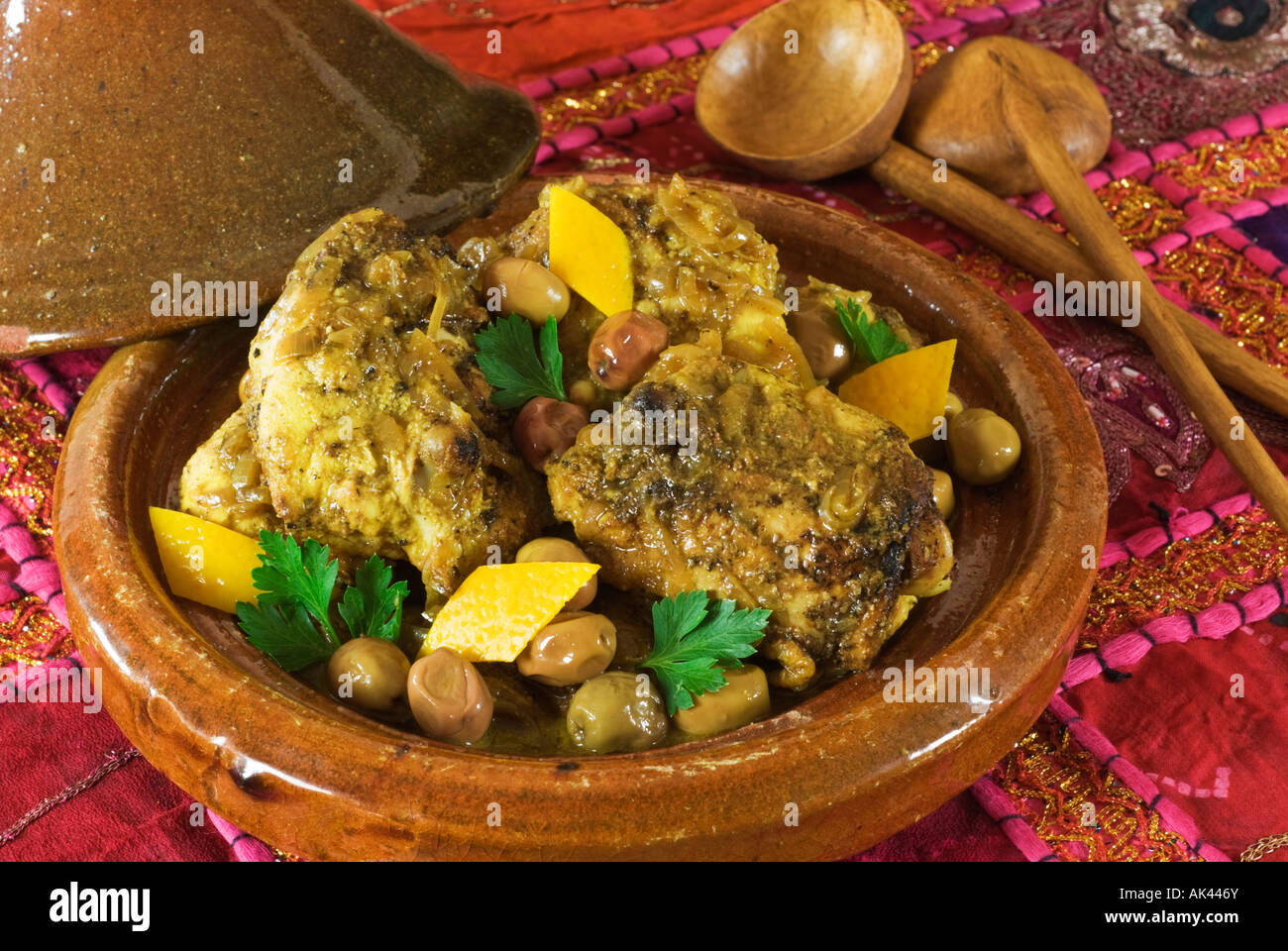 Il Marocco Tagine di cibo. Pollo con olive verdi e limoni Foto Stock