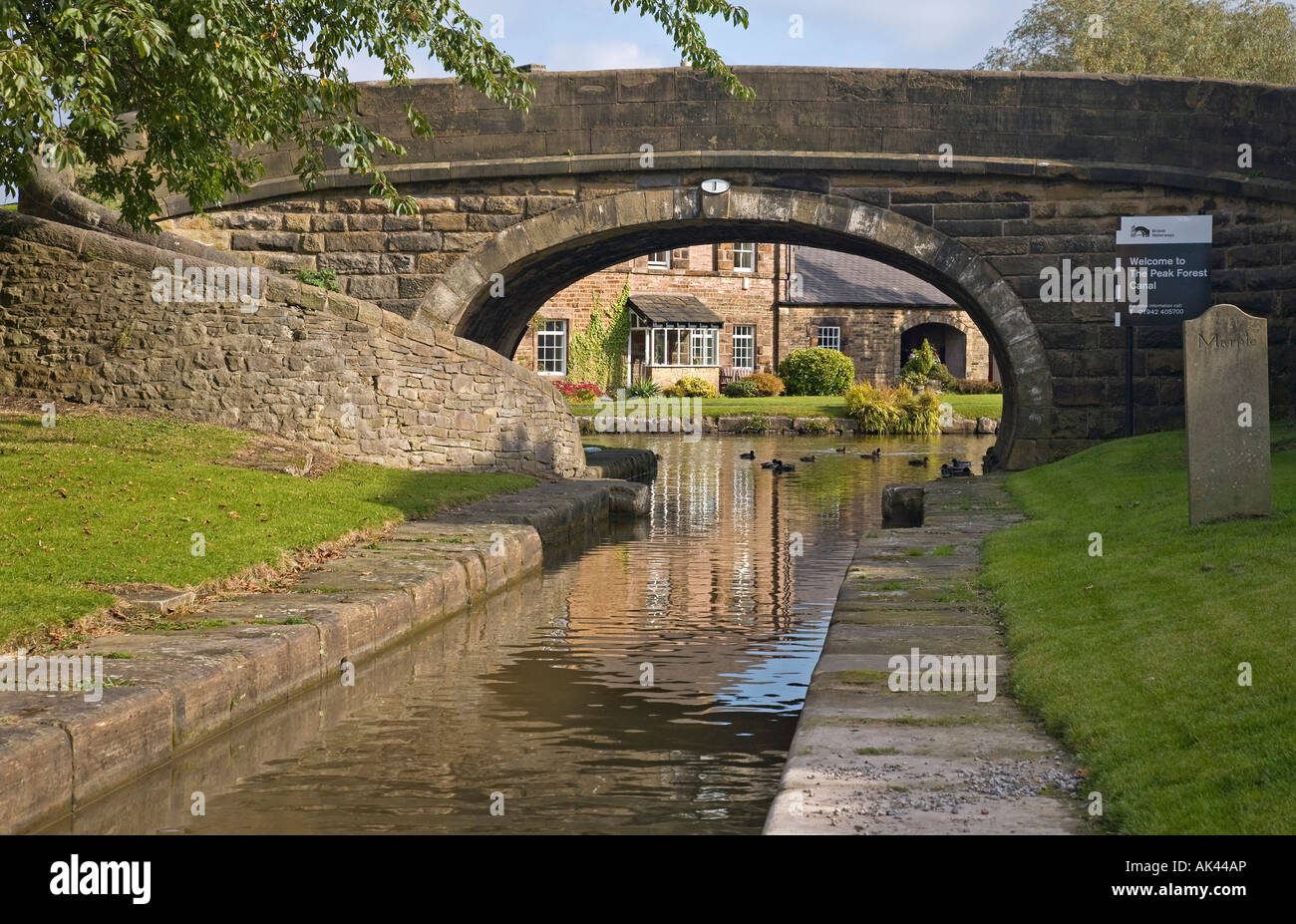Peak Forest Canal, vista verso il bloccaggio superiore, Marple Foto Stock