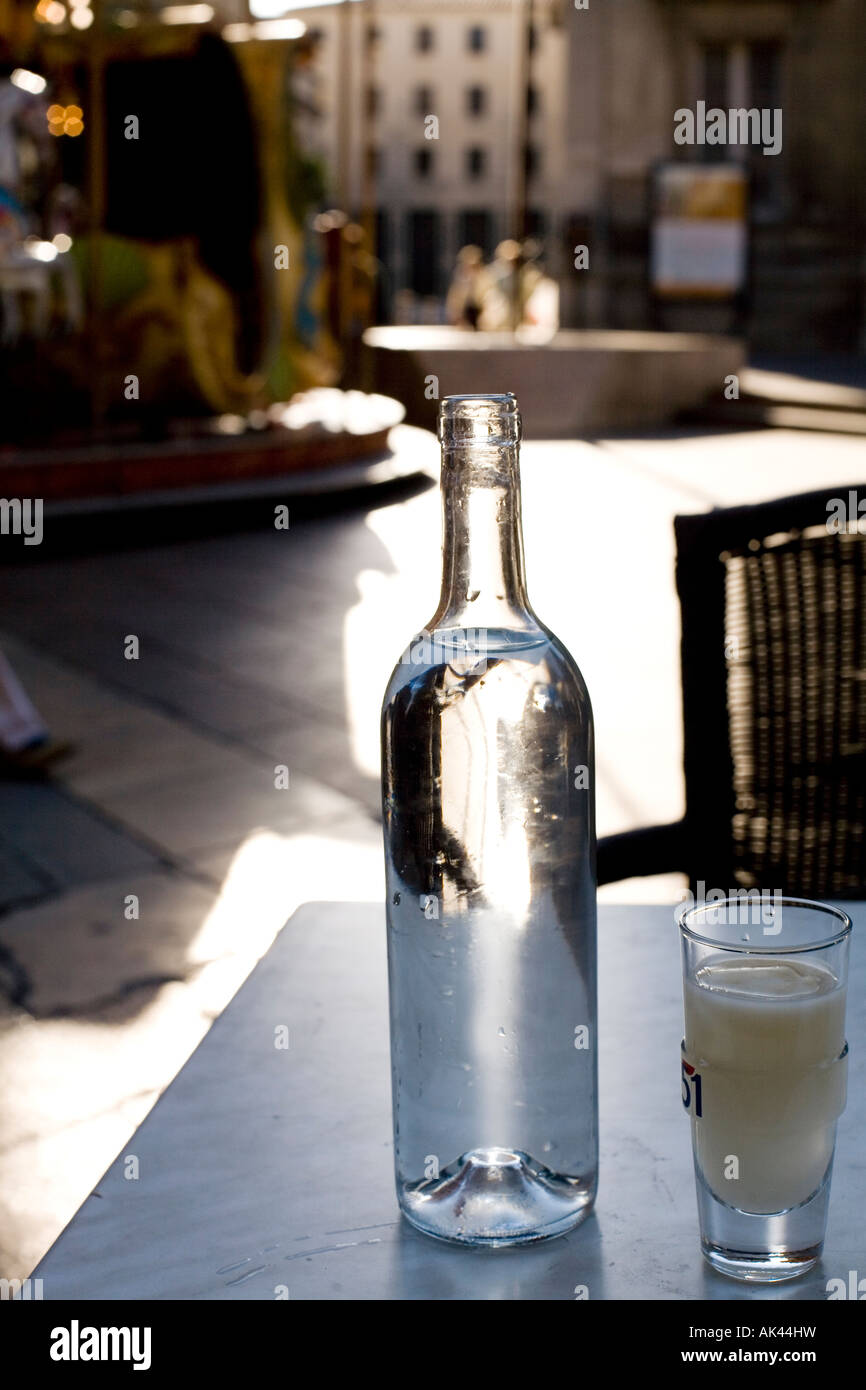 Bottiglia di acqua e pastis drink sul tavolo del bar in Francia Foto Stock
