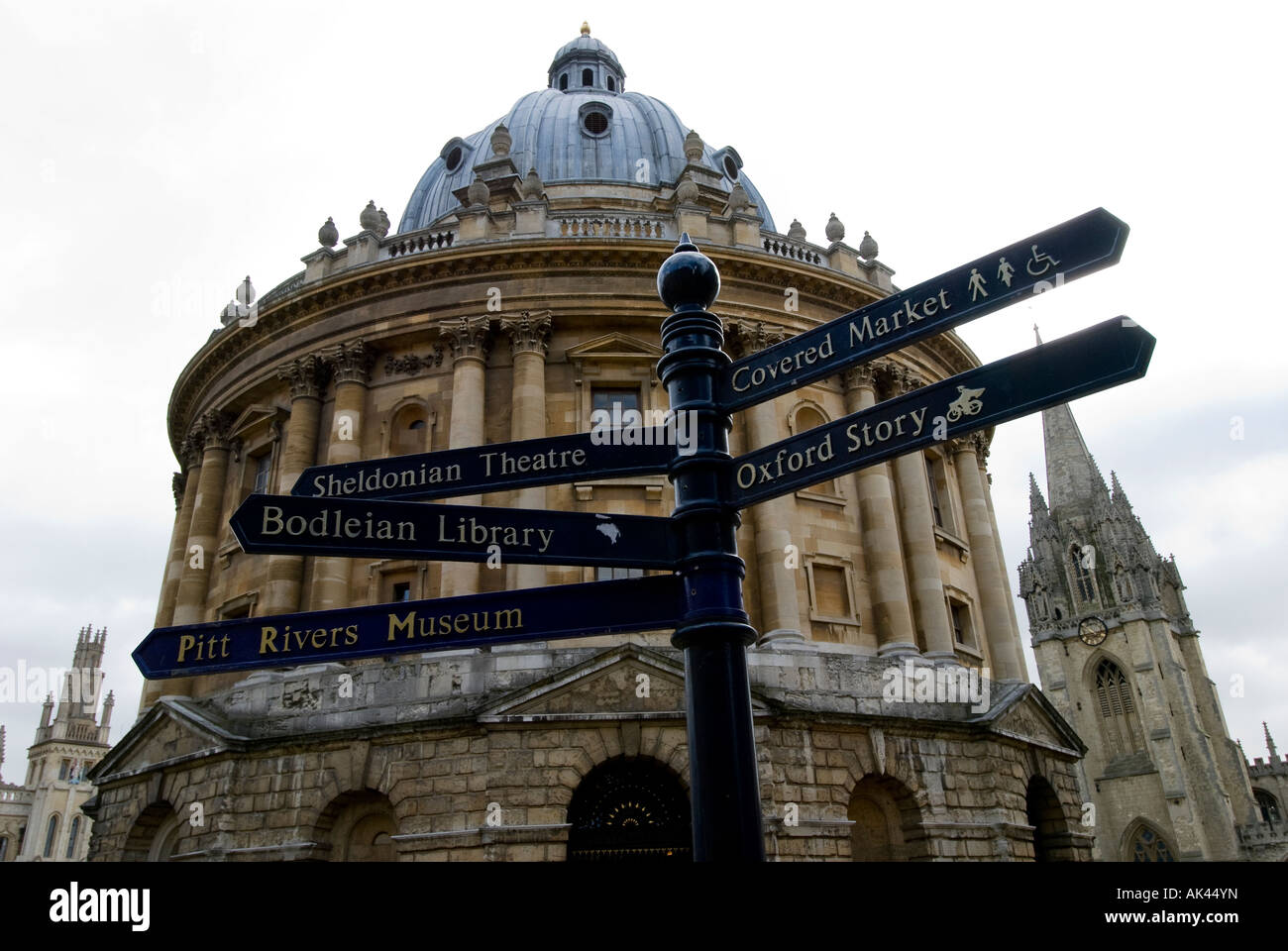 La Radcliffe Camera edificio della biblioteca con street Direzioni Indicazioni per i punti di interesse Foto Stock