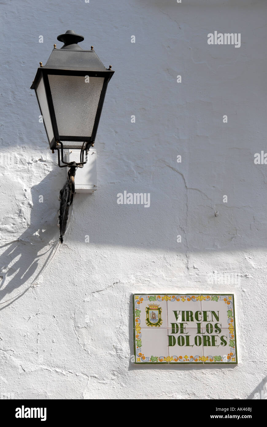 Via la luce e la placca del vecchio quartiere Marbella Andalusia Spagna Foto Stock